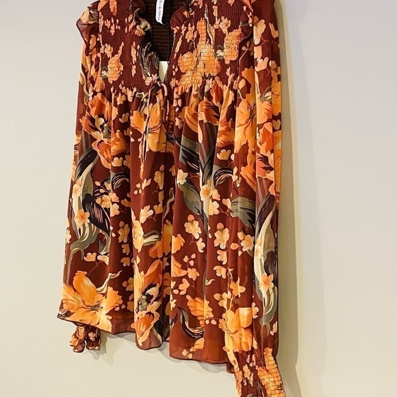 NWT Grace + Karma floral blouse color burgundy, gray, cream and apricot size M - Picture 3 of 8